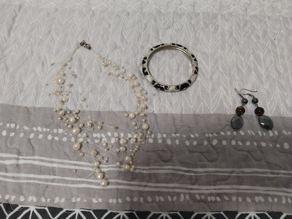 Set colier perle alb,cerceii incheietoarea argento,bratara