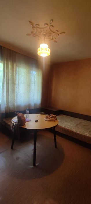 Продава се просторен етаж от къща (120 кв.м) с двор, гараж и таван в района на Месокомбината, гр. Асеновград