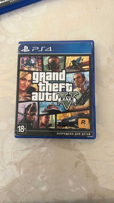 PlayStation 4 + 12 топовых дисков + 2 геймпада.