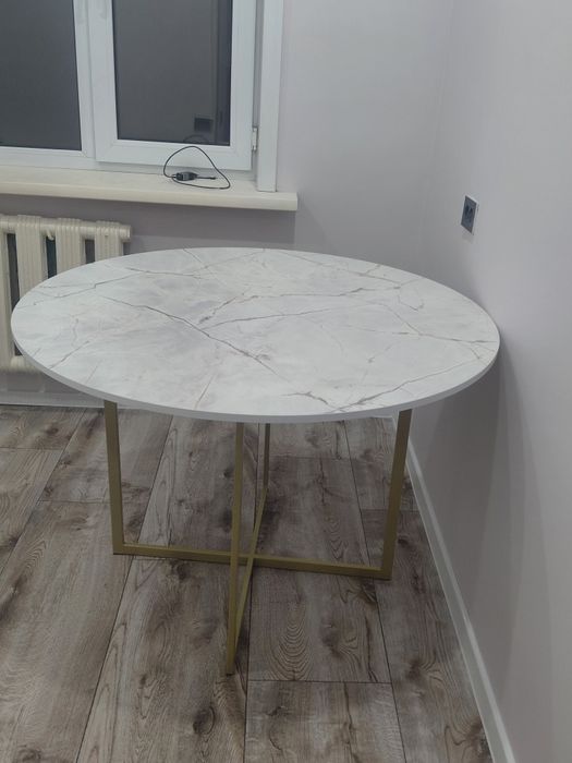 Продам новый круглый стол