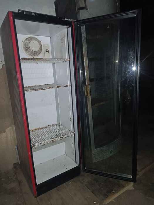 Холодильники магазинные.