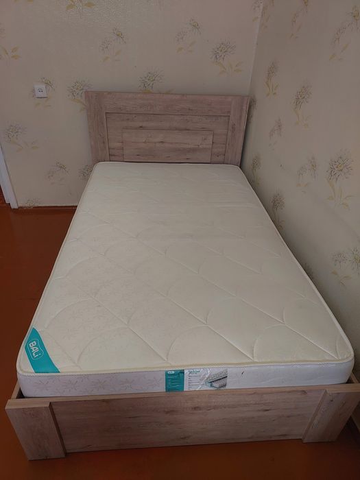 Продам кровать с матрасом