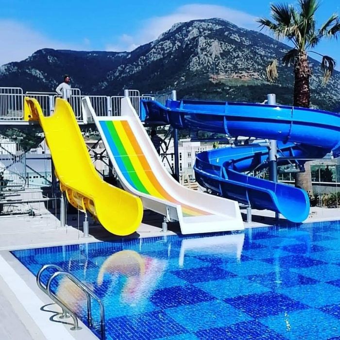 Сув слайдлари хар хил размера ва фигураларда.