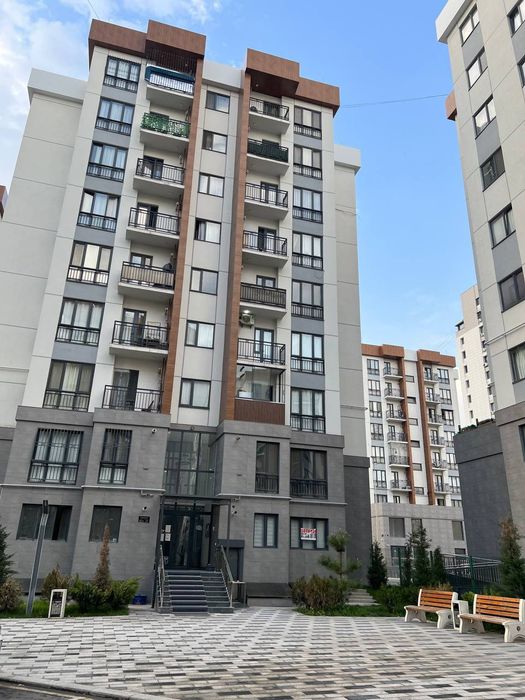 Продаётся квартира с ремонтом и цокольным этажём 105м2. Альфараганус.