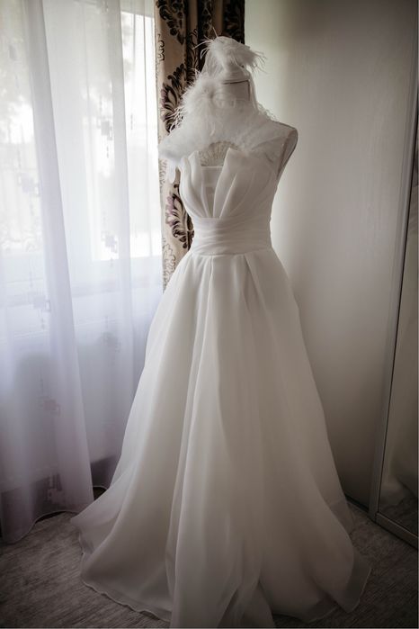 Rochie mireasa alba cu slit