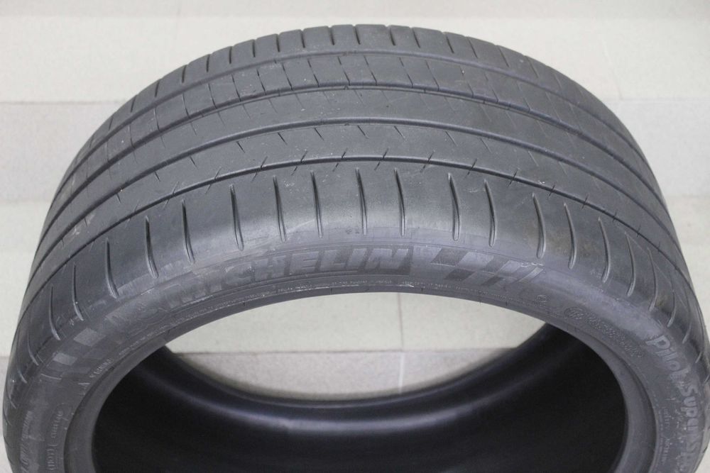 305/35-22 Michelin