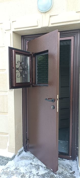 Двери в кассу, ломбард