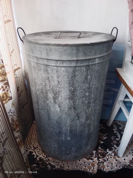 Продам оцинкованный бак с крышкой