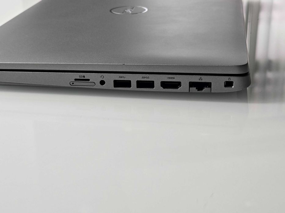 Лаптоп Dell  15,6”,може да работи със сим карта, отличен