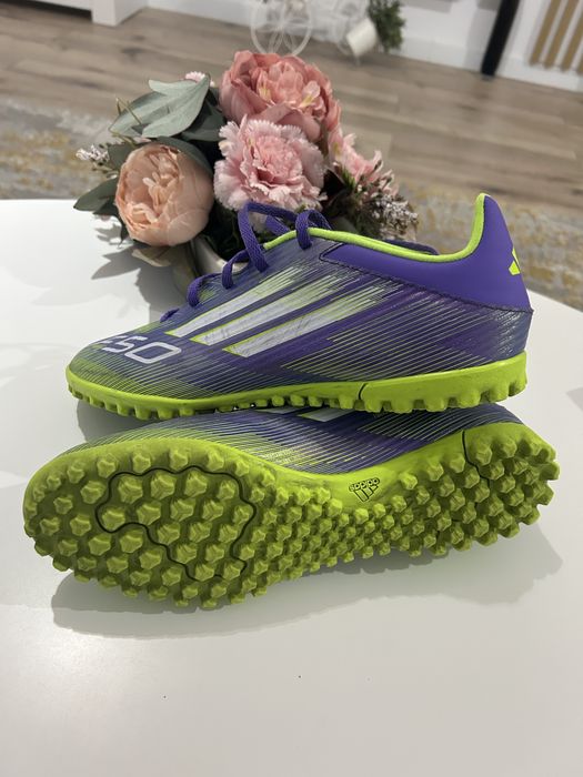 Ghete ,Adidas, fotbal teren sintetic