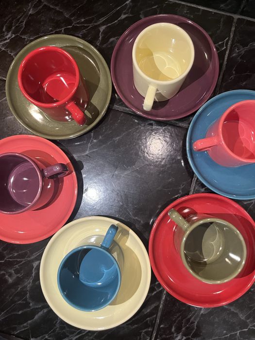 Комплект чаши за кафе с чинийки – различни цветове