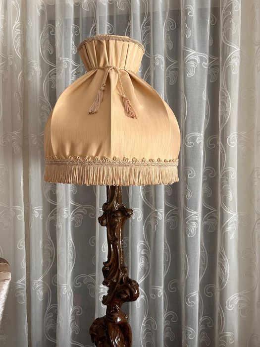 Lampadar sculptat din lemn