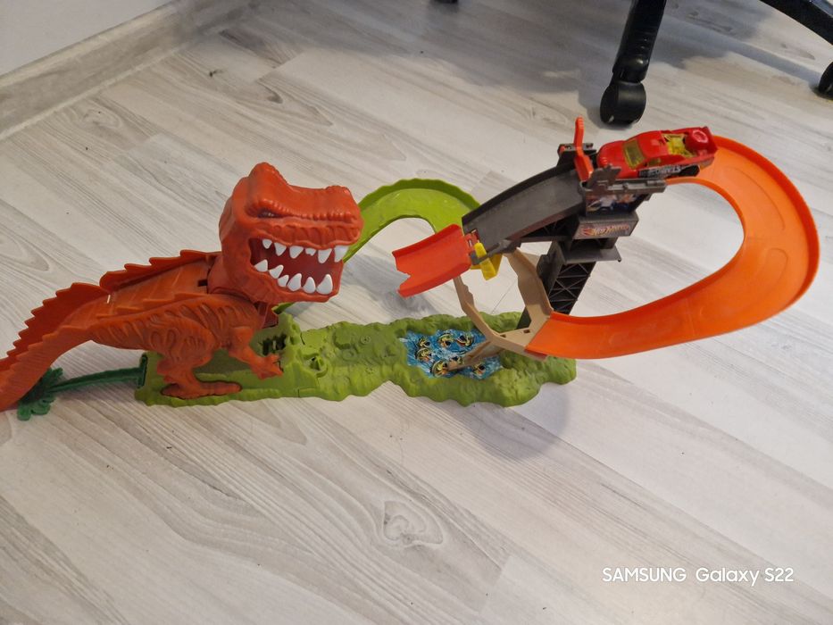 Писта Хот Уилс с количка хот уилс с Т-Рех динозавър и изстрелвачка.