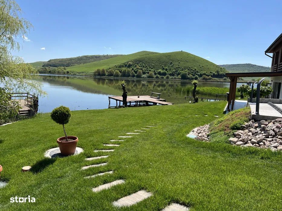 Vila moderna cu piscina pe lac l la cheie l 2530 mp teren l Geaca-CLuj