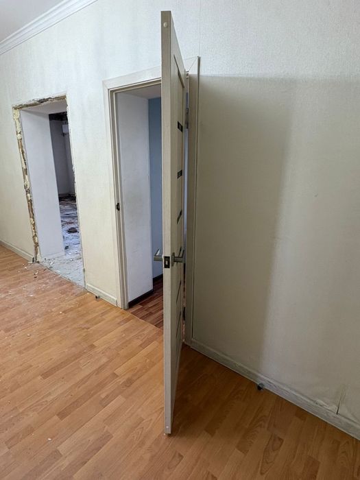 Дверь б/у серый.