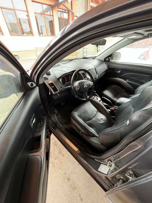 Mitsubishi Outlander 2.4 Benzină 4x4 Automată 7 locuri Piele Trapă RF