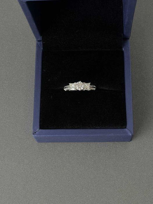 Золотое кольцо с бриллиантом