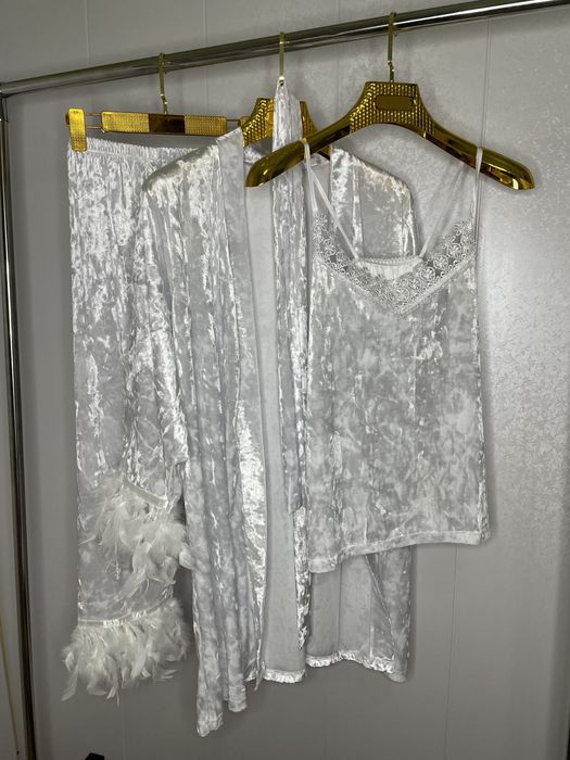 пижамы в наличии , черное и белое