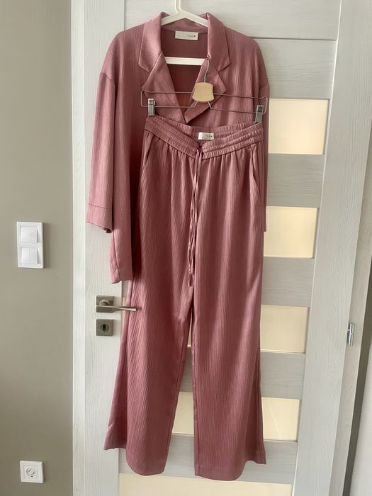 Сатениран костюм на Zara