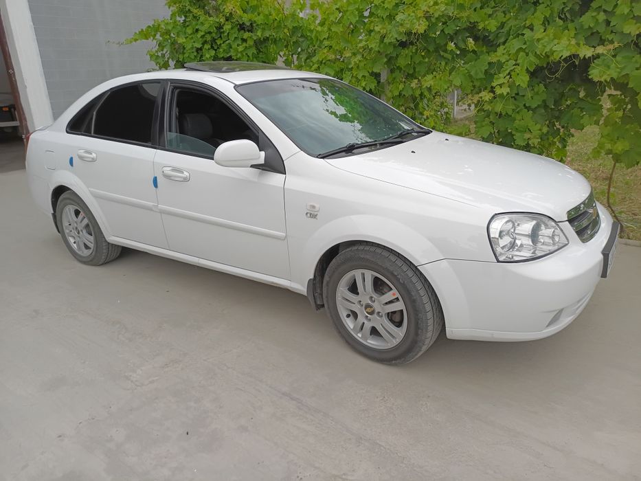 Lacetti 1.6 srochno sotiladi