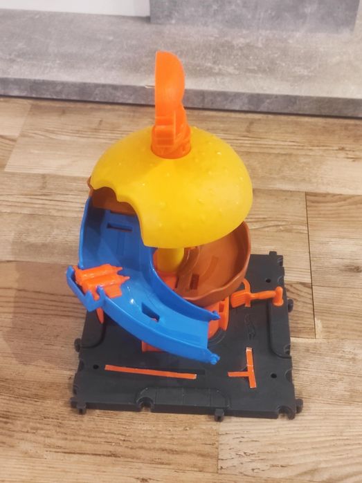 Продавам - Hot Wheels паркинг, писти и автовоз