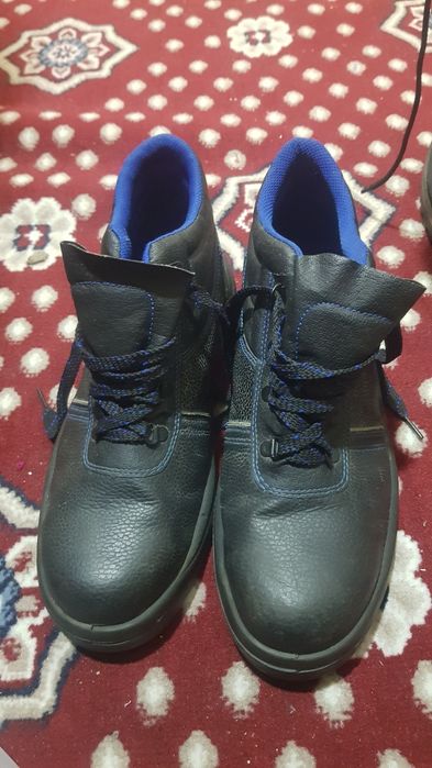 2 marta kiyilgan saposhka sotiladi