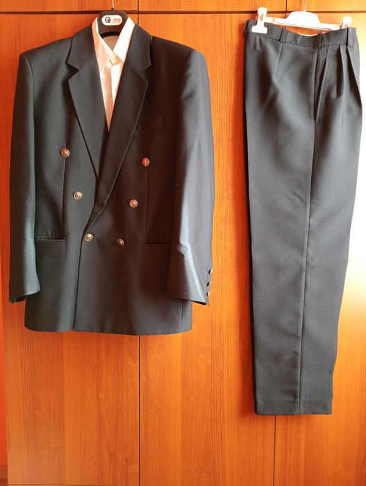 Официален костюм (S) и вратовръзка.