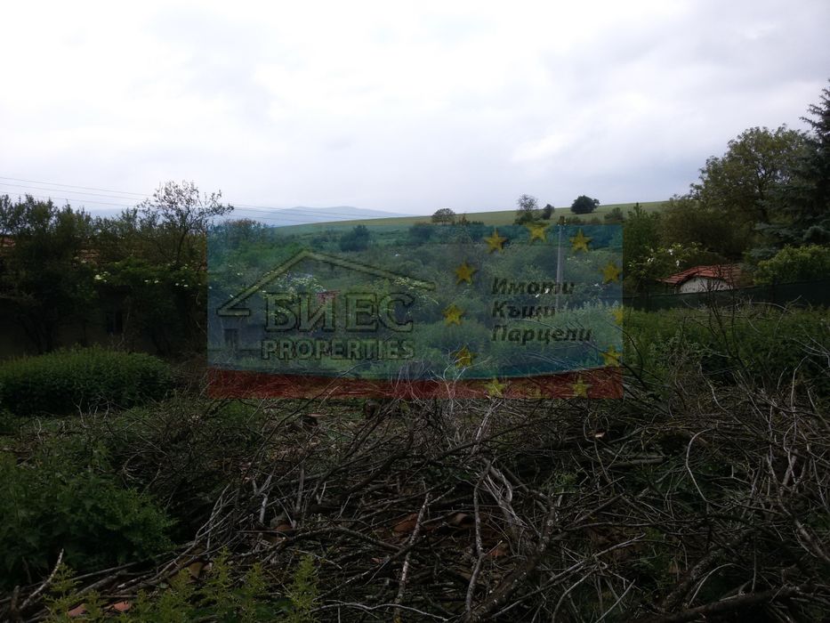 Дворно място 2400 кв.м. със стара къща за събаряне