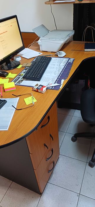 Vând mobilier birou office birouri, măsuţă, rafturi, cuier, corpuri