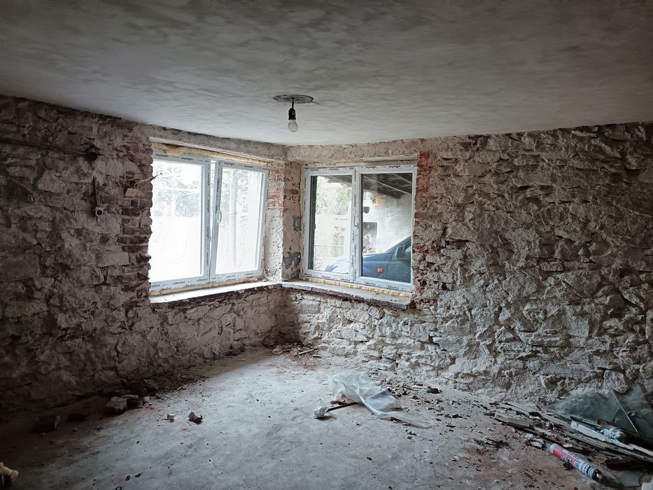 Масивна двуетажна къща в село Студена