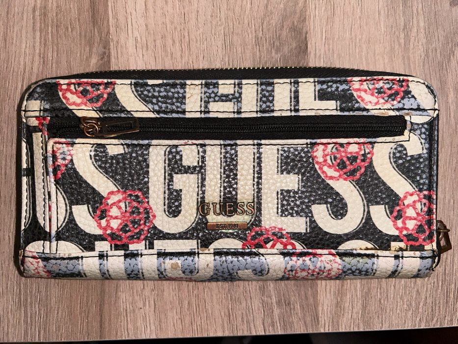 Голямо портмоне GUESS
