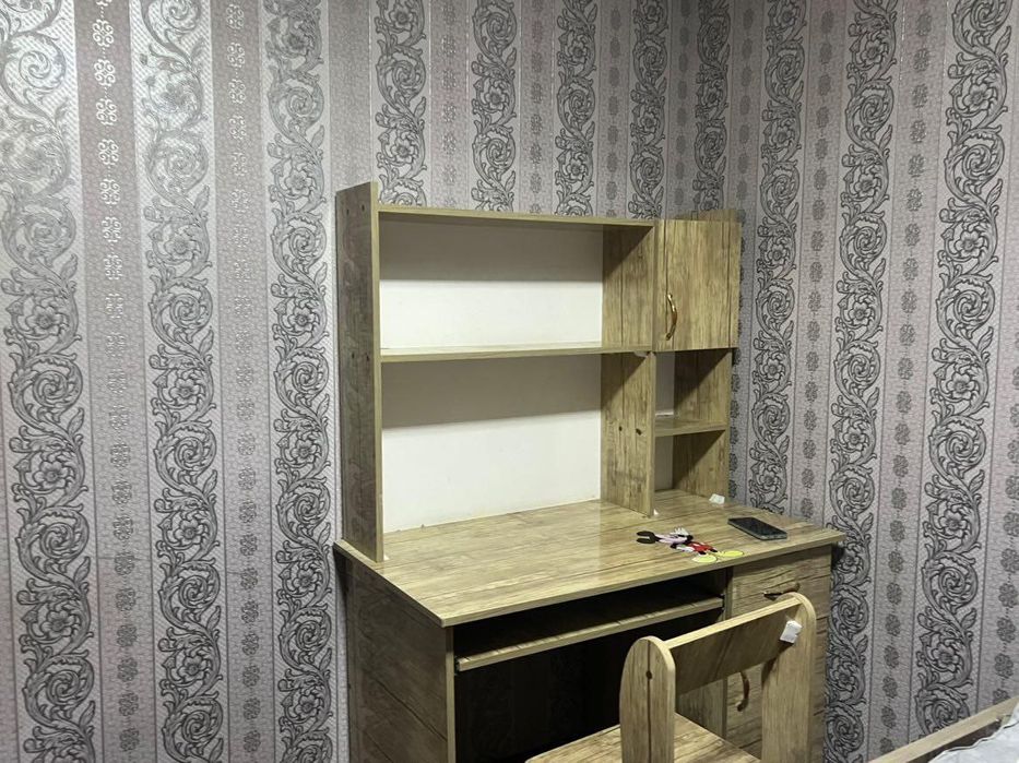 Bolalarga dars tayyorlash uchun parta stol