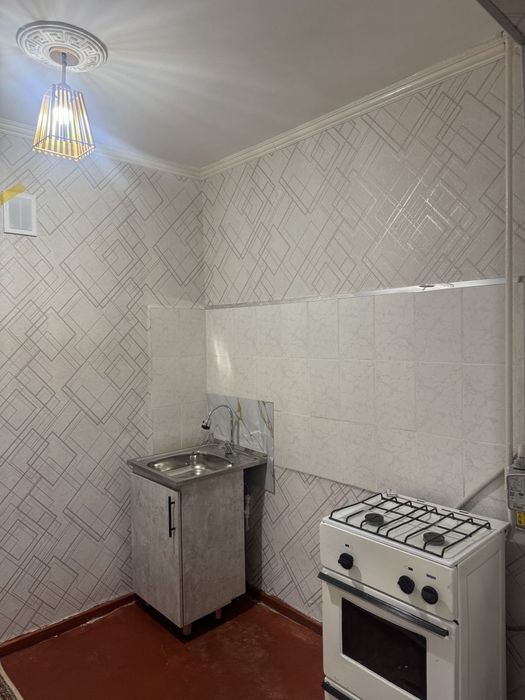 Chirchiq 8-mikr 2 xonali kvartira 56m² remont bilan