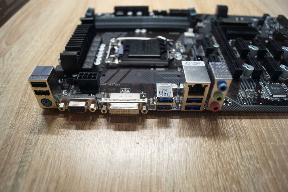 Placa de baza GIGABYTE GA-B250-FINTECH, Socket 1151 + Procesor i3-7100 3.90GHz