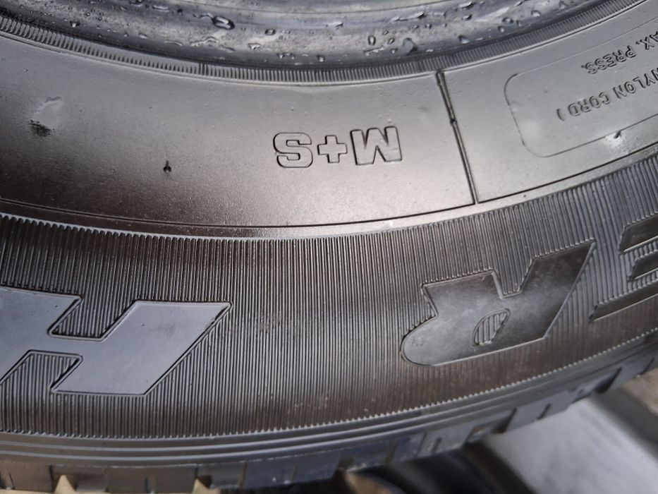 245 70 16 GOOD YEAR 2бр зимни за джип