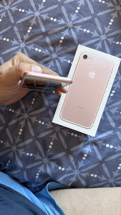 Продаю Iphone 7