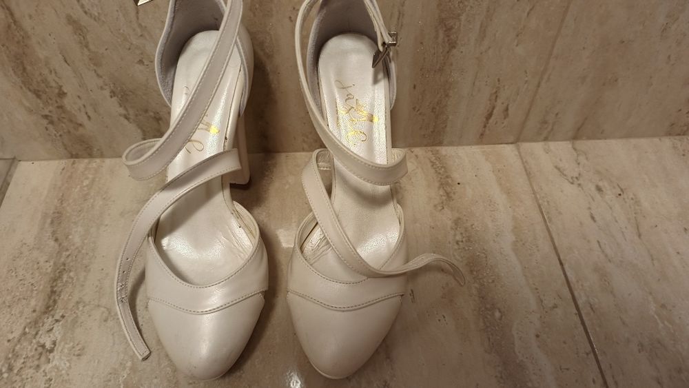 Pantofi albi cu toc si platforma (mireasa)