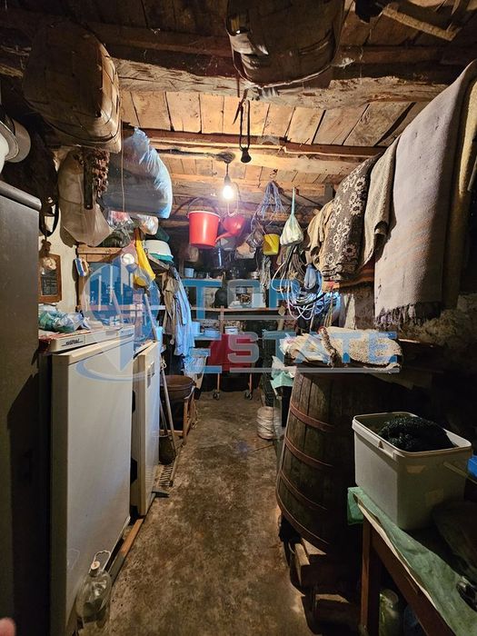 Двуетажна тухлена къща с гараж и голям двор в село Добромирка