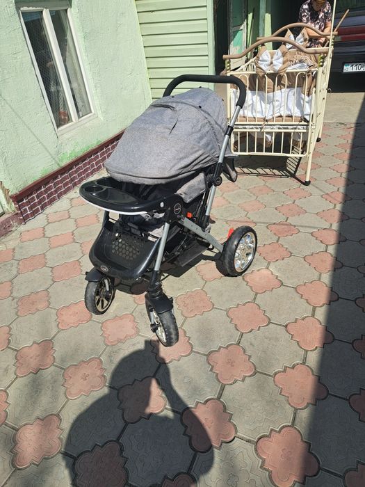 Есть 3 коляски, детский столик и манеж!