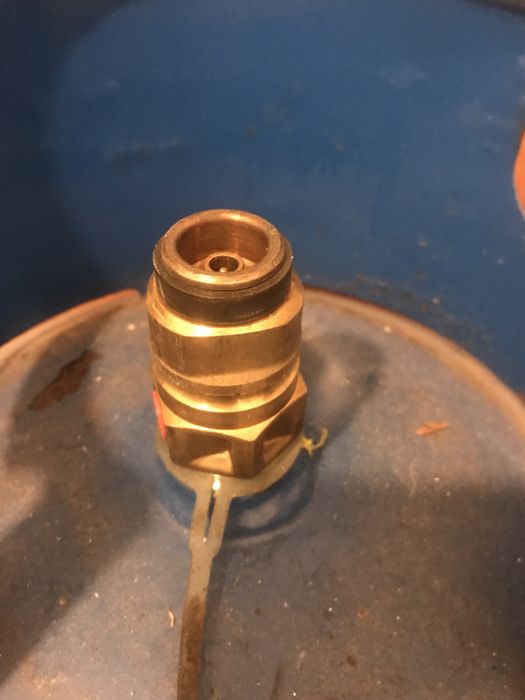 Газова  бутилка. / Има маркуч  и  клапан  .