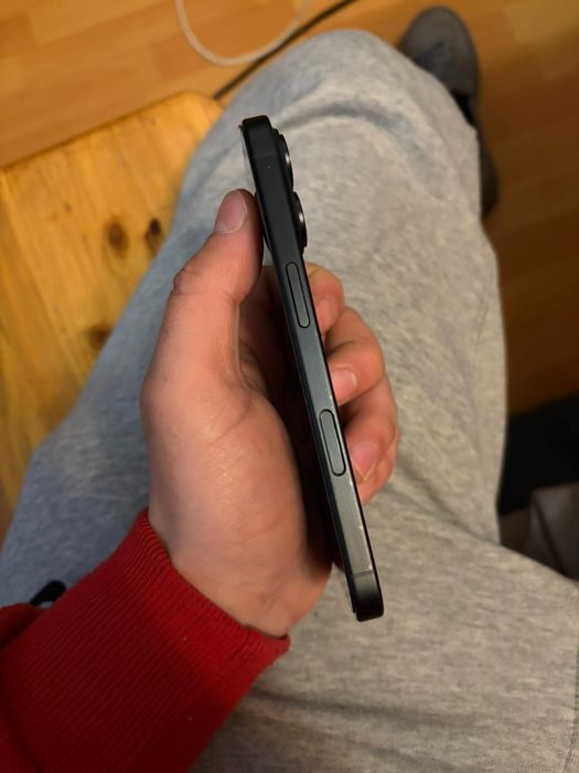 Vând iPhone 16 black