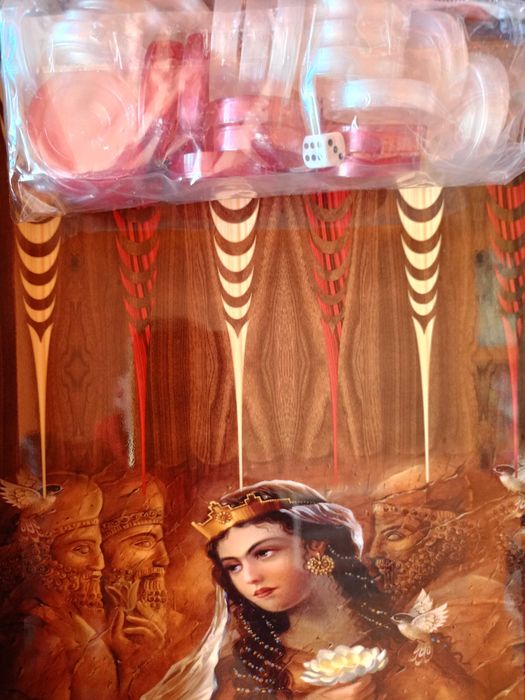 Дървена табла за игра,арт изпълнение с рисунки по нея.