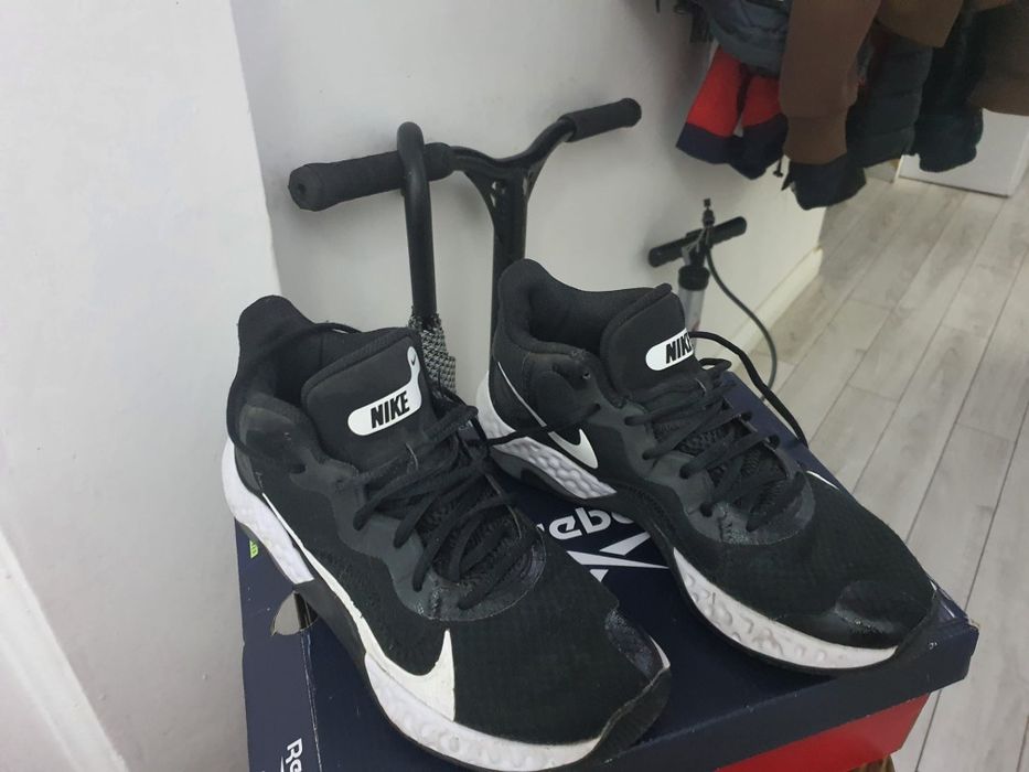 Vând ghete  NIKE 40