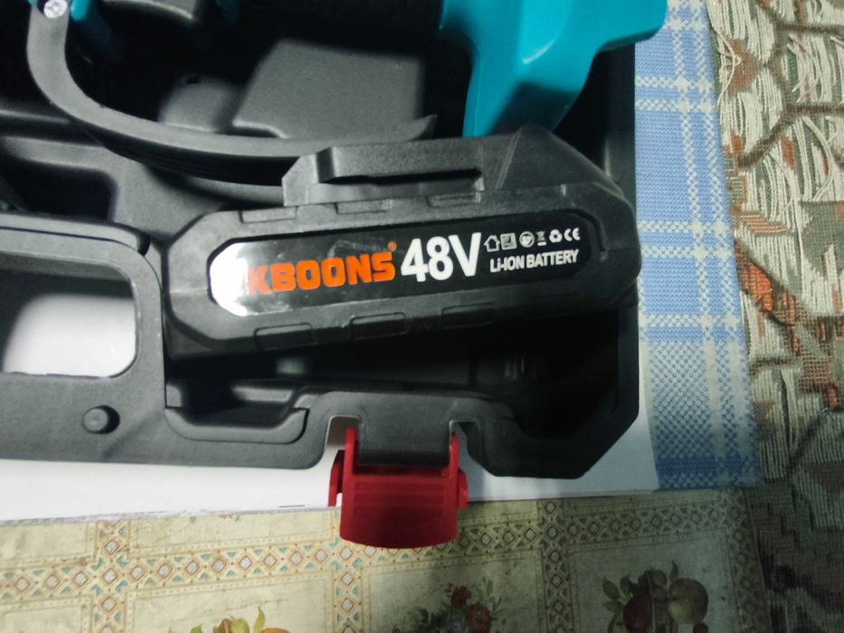 Mini fierastrau cu 2 acumulatori si lant de 6"