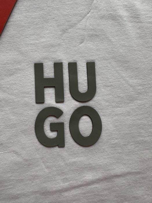Мъжка,памучна,бяла тениска HUGO Boss със сиво гумирано лого