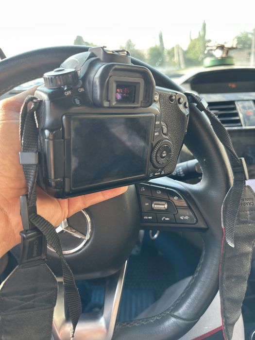Canon 60 D holati yaxshi bir qoʻl
