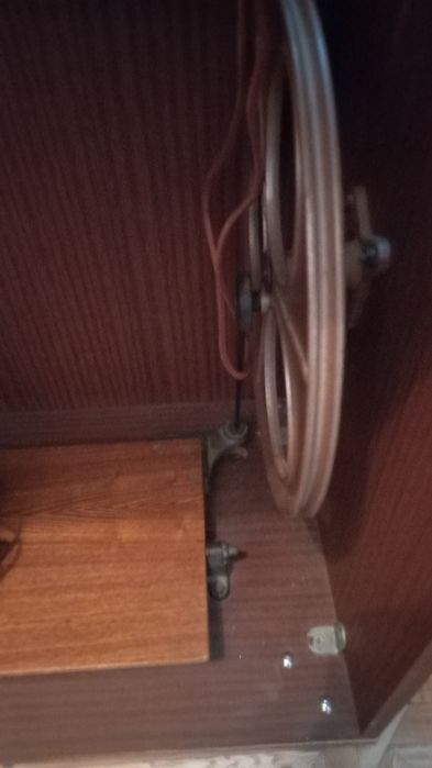 Швейная машинка Чайка 142 М вхорошем состоянии кабинкаа142М