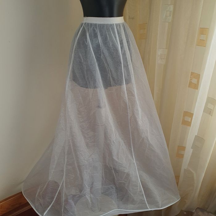 Rochie de mireasa cu crinolina ieftina