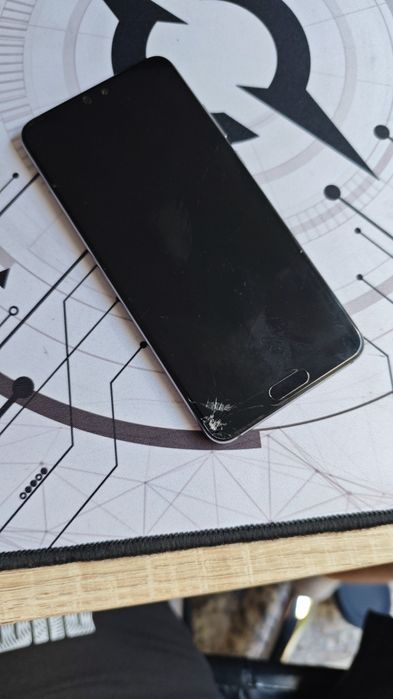PACHET: Vând Huawei P20 (ecran crăpat,funcțional)+Sony Xperia  10 II(pentru piese;nu pornește)