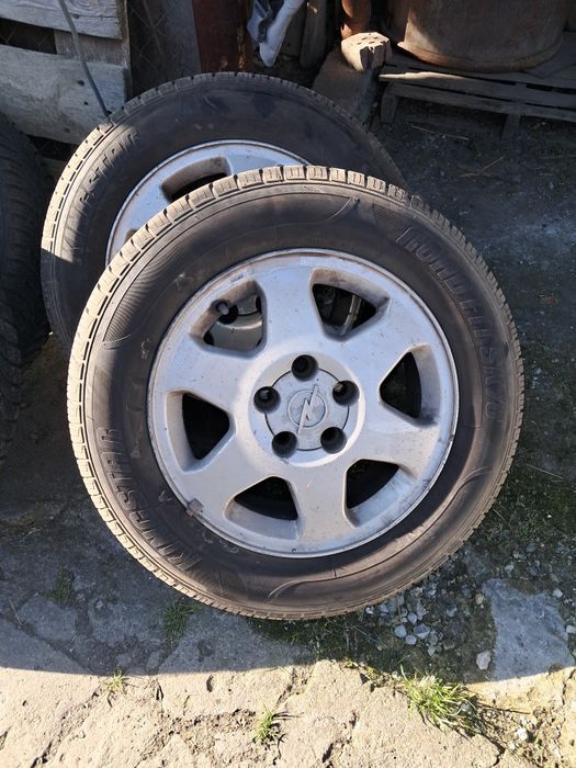 Vând genți cu anvelope opel